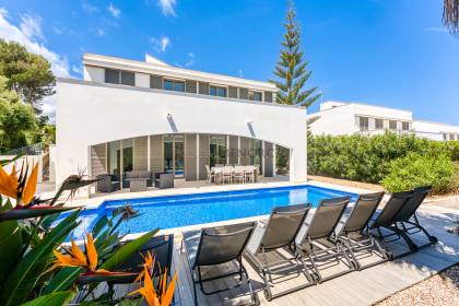 Chalet con piscina y licencia turística en Addaia
