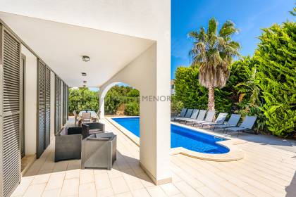 Chalet con piscina y licencia turística en Addaia
