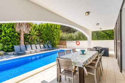 Chalet con piscina y licencia turística en Addaia

