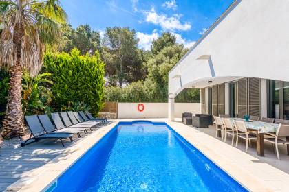 Chalet con piscina y licencia turística en Addaia
