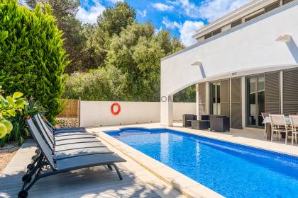 Chalet con piscina y licencia turística en Addaia
