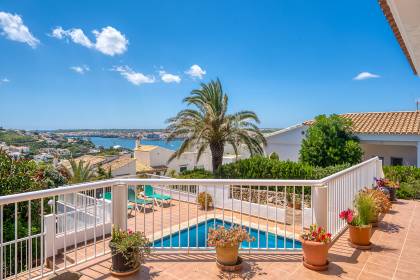 Élégante Villa de 3 Chambres avec Vue Panoramique sur la Mer à Cala Llonga