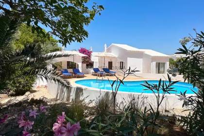 Chalet con licencia turística de cuatro dormitorios y dos baños y piscina....