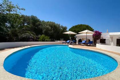 Chalet con licencia turística de cuatro dormitorios y dos baños y piscina....