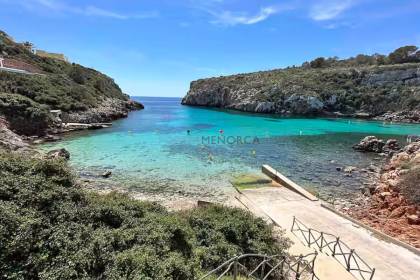 Chalet con licencia turística de cuatro dormitorios y dos baños y piscina....