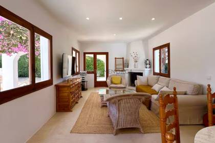 Chalet con licencia turística de cuatro dormitorios y dos baños y piscina....