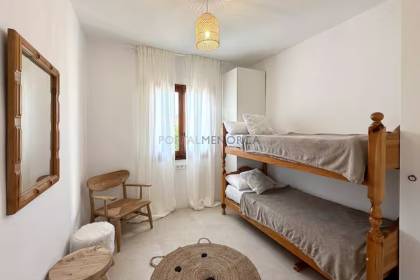 Chalet con licencia turística de cuatro dormitorios y dos baños y piscina....