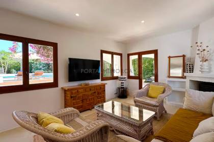 Chalet con licencia turística de cuatro dormitorios y dos baños y piscina....