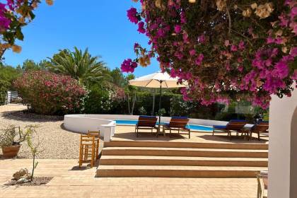 Chalet con licencia turística de cuatro dormitorios y dos baños y piscina....