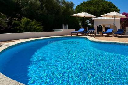 Chalet con licencia turística de cuatro dormitorios y dos baños y piscina....