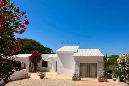 Chalet con licencia turística de cuatro dormitorios y dos baños y piscina....