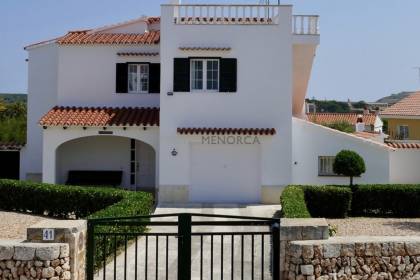 Impresionante chalet de 5 dormitorios, licencia turística, vistas al mar y piscina en Santa Ana