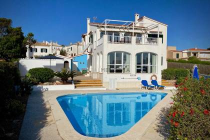 Impresionante chalet de 5 dormitorios, licencia turística, vistas al mar y piscina en Santa Ana
