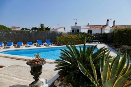 Impresionante chalet de 5 dormitorios, licencia turística, vistas al mar y piscina en Santa Ana