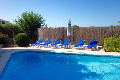Impresionante chalet de 5 dormitorios, licencia turística, vistas al mar y piscina en Santa Ana