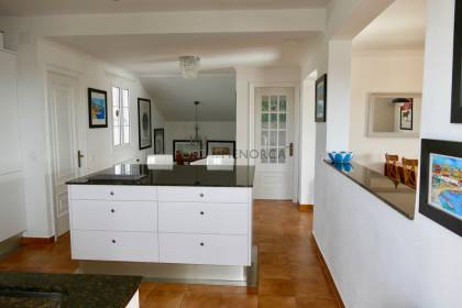 Impresionante chalet de 5 dormitorios, licencia turística, vistas al mar y piscina en Santa Ana