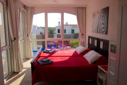 Impresionante chalet de 5 dormitorios, licencia turística, vistas al mar y piscina en Santa Ana