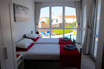 Impresionante chalet de 5 dormitorios, licencia turística, vistas al mar y piscina en Santa Ana