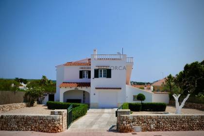 Impresionante chalet de 5 dormitorios, licencia turística, vistas al mar y piscina en Santa Ana