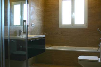 Impresionante chalet de 5 dormitorios, licencia turística, vistas al mar y piscina en Santa Ana