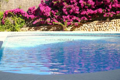 Impresionante chalet de 5 dormitorios, licencia turística, vistas al mar y piscina en Santa Ana