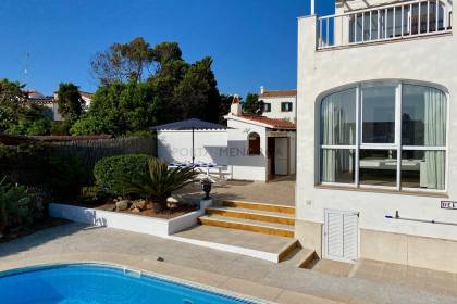 Impresionante chalet de 5 dormitorios, licencia turística, vistas al mar y piscina en Santa Ana