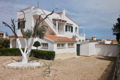 Impresionante chalet de 5 dormitorios, licencia turística, vistas al mar y piscina en Santa Ana