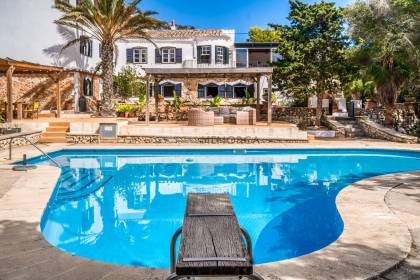 Espectacular finca con piscina, pista de tenis y vistas al mar en Alcaufar