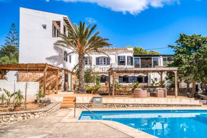Renovated Villa with Private Pool, Tennis Court and Sea Views in Alcaufar