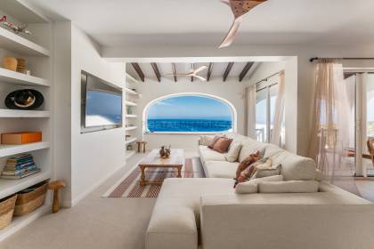 Villa with spectacular sea views and tourist licence in Cala Morell