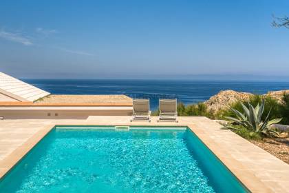Villa with spectacular sea views and tourist licence in Cala Morell