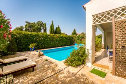 Villa moderne de 3 chambres située dans le paisible village de Trebalúger.
