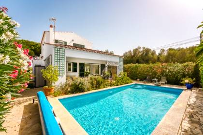 Villa moderne de 3 chambres située dans le paisible village de Trebalúger.
