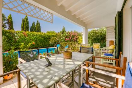 Villa moderne de 3 chambres située dans le paisible village de Trebalúger.
