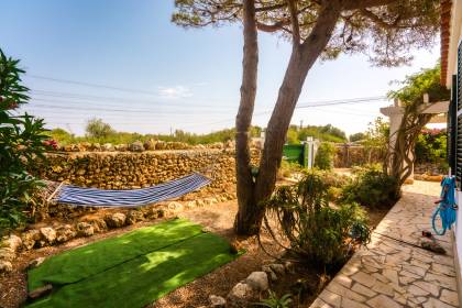 Villa moderne de 3 chambres située dans le paisible village de Trebalúger.
