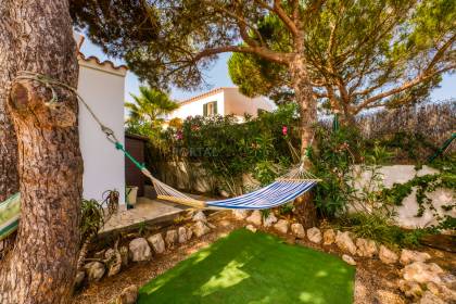 Villa moderne de 3 chambres située dans le paisible village de Trebalúger.
