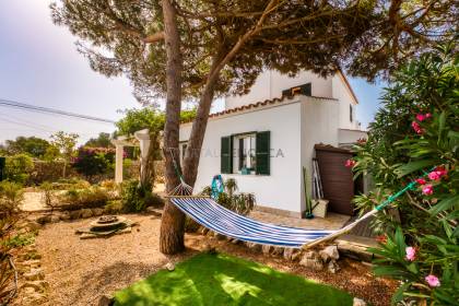Villa moderne de 3 chambres située dans le paisible village de Trebalúger.
