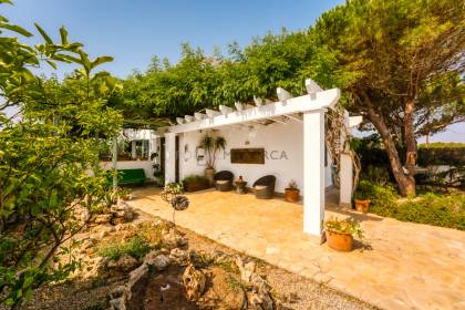 Villa moderne de 3 chambres située dans le paisible village de Trebalúger.

