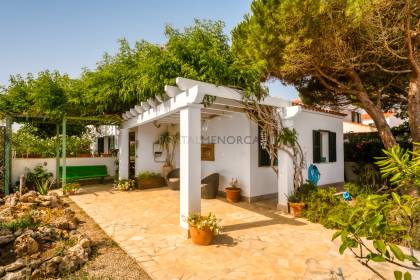 Villa moderne de 3 chambres située dans le paisible village de Trebalúger.

