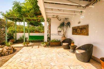 Villa moderne de 3 chambres située dans le paisible village de Trebalúger.
