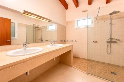 Villa moderne de 3 chambres située dans le paisible village de Trebalúger.
