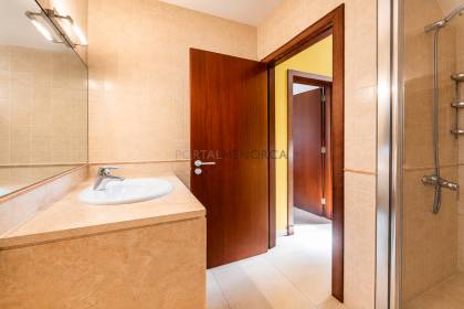 Villa moderne de 3 chambres située dans le paisible village de Trebalúger.
