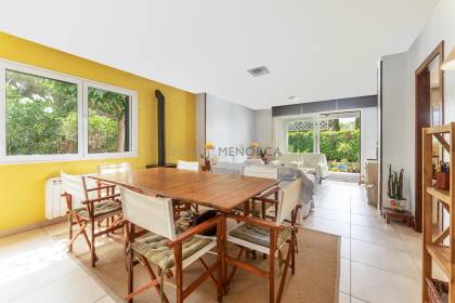 Villa moderne de 3 chambres située dans le paisible village de Trebalúger.
