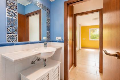 Villa moderne de 3 chambres située dans le paisible village de Trebalúger.
