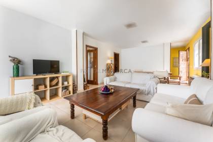 Villa moderne de 3 chambres située dans le paisible village de Trebalúger.
