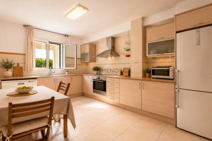 Villa moderne de 3 chambres située dans le paisible village de Trebalúger.

