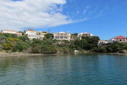 Villa de lujo en primera línea de mar, de 5 dormitorios, en Cala Llonga, Mahón.