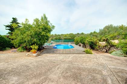 Casa de campo, rodeada de verde y de tranquilidad, con piscina y licencia turística cerca de Alaior