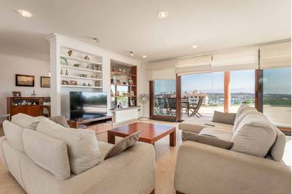 Spectacular 5 bedroom house in Mahon with sea views.