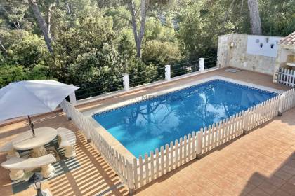 Villa mitoyenne avec piscine dans un environnement calme